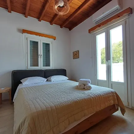 マノス ルームズ 3*