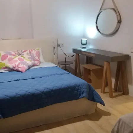 マノス ルームズ Mykonos Town