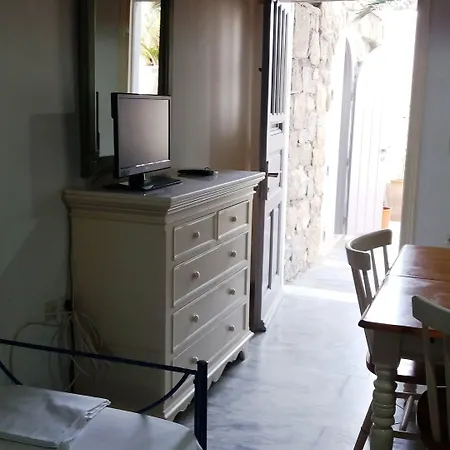 マノス ルームズ 3*