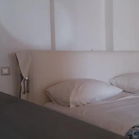 マノス ルームズ 3*